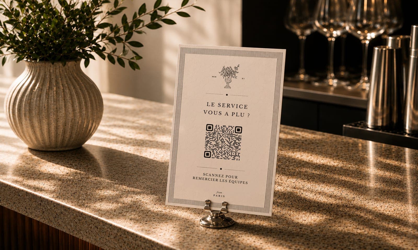 Présentoir QR CaptainTips posé sur un comptoir