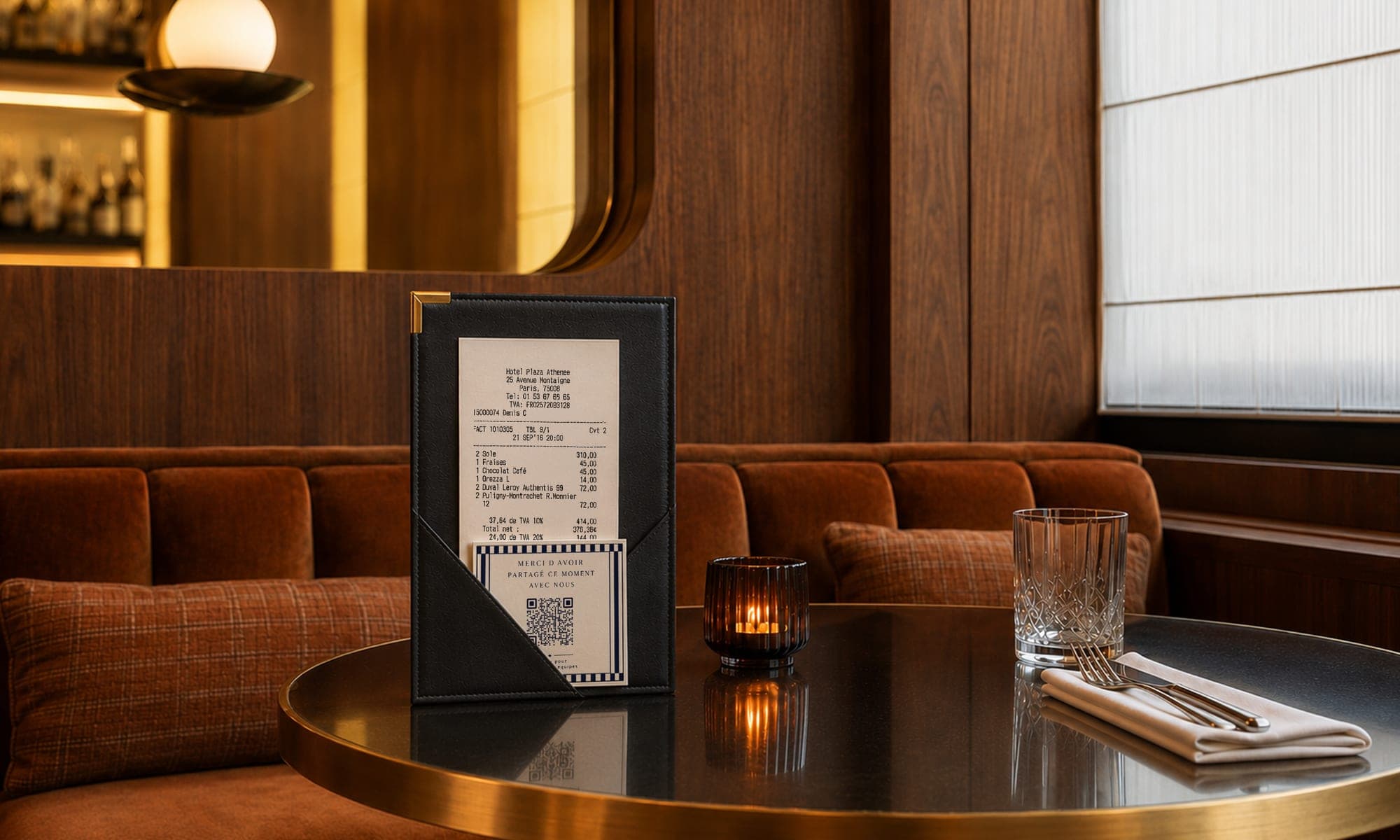 Porte-addition posé sur une table de restaurant, QR code CaptainTips glissé à côté de l'addition