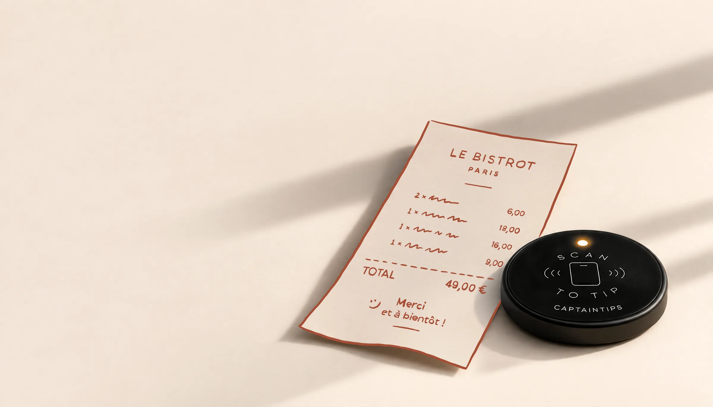 Un ticket de caisse et un médaillon CaptainTips posés sur une table.